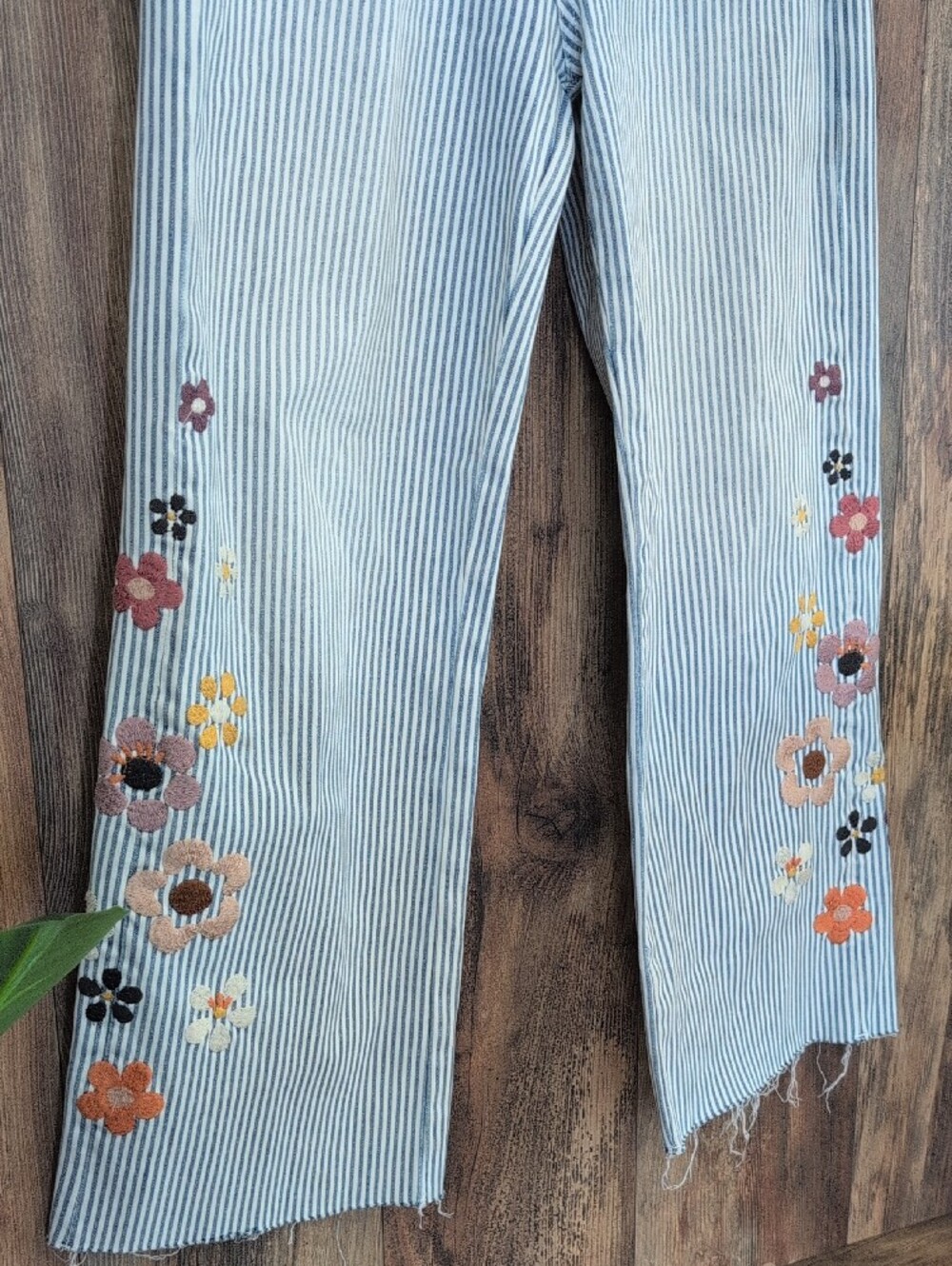 DRIFTWOOD PinStriped Wide Leg Floral Embroidery Fray Hem Jeans 25 710A - Picture 3 of 9